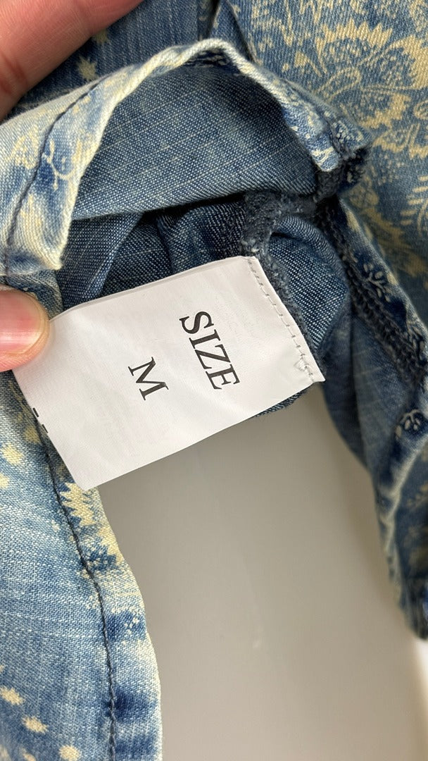 Étiquette de taille M sur une chemise en jean à imprimé floral bleu de la marque Frippindealz