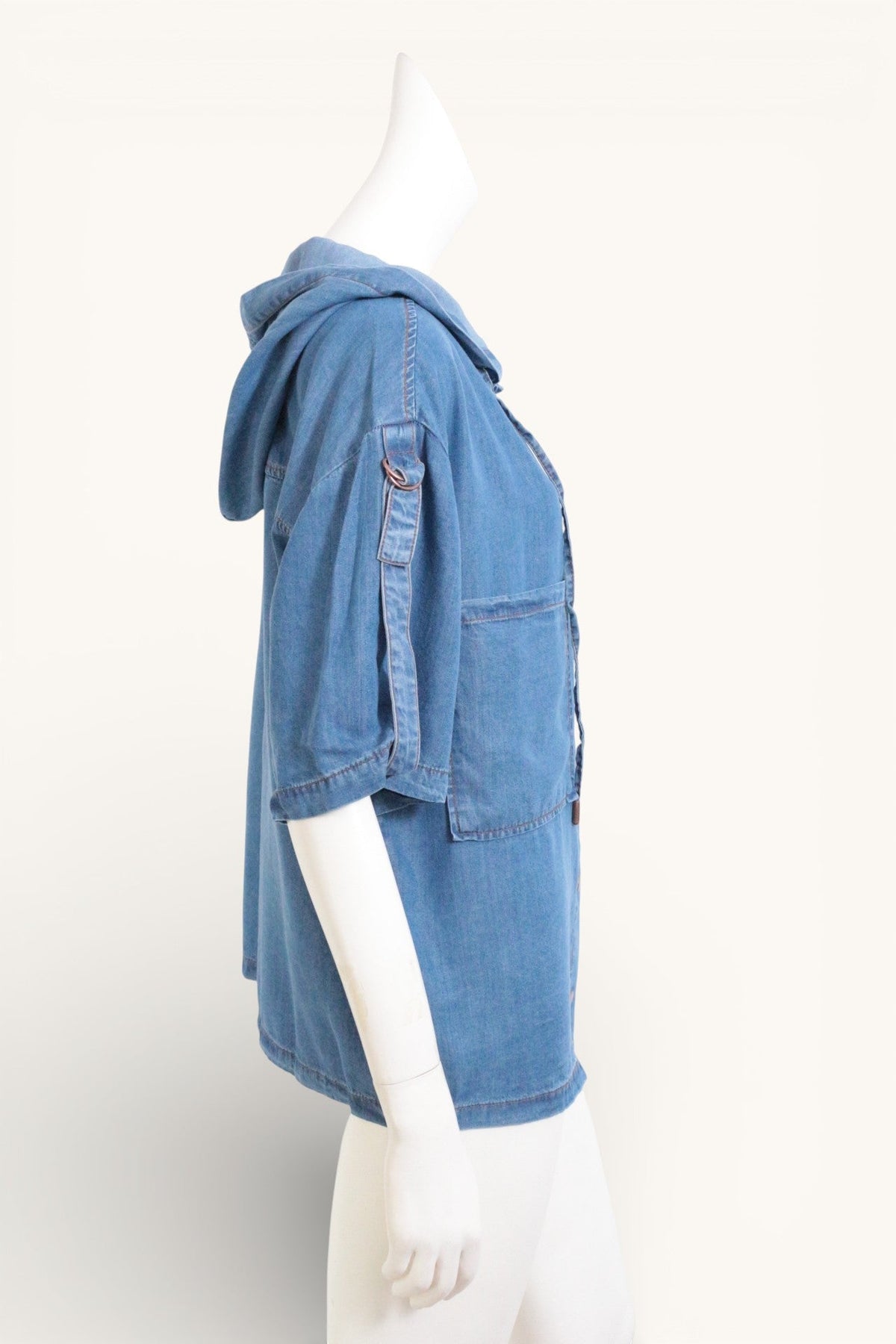 Veste chemise Frippindealz en lyocell bleu denim avec capuche et manches courtes, vue de profil sur mannequin