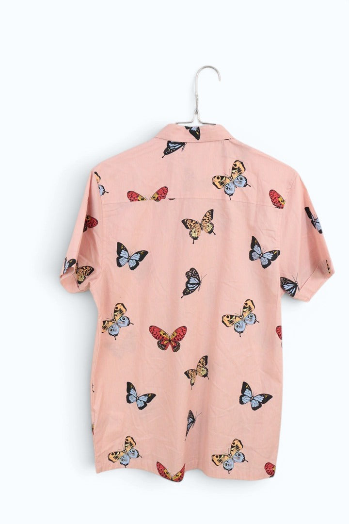 Chemise Frippindealz Brave Soul rose en coton à manches courtes avec imprimé papillons multicolores vue de dos