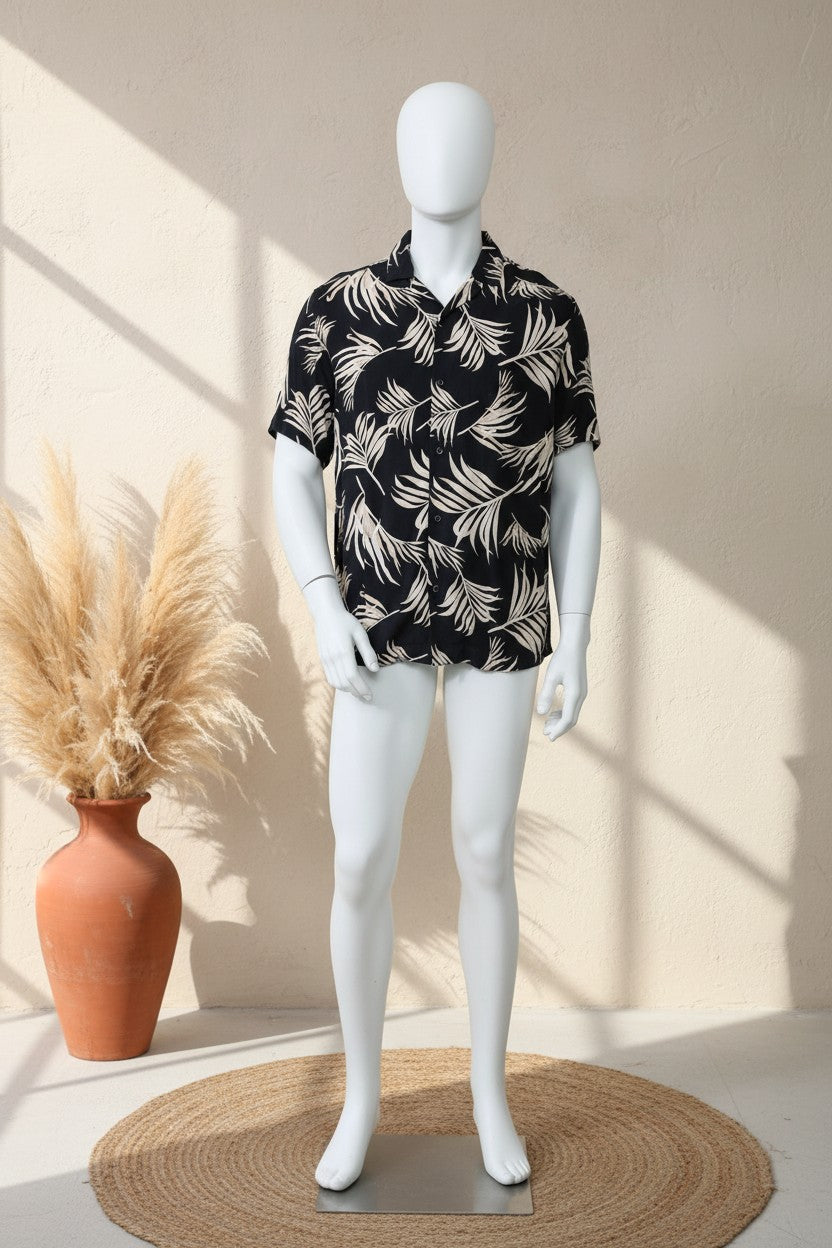Chemise homme Frippindealz H&M en viscose noire à motifs feuillages blancs, manches courtes et col bowling