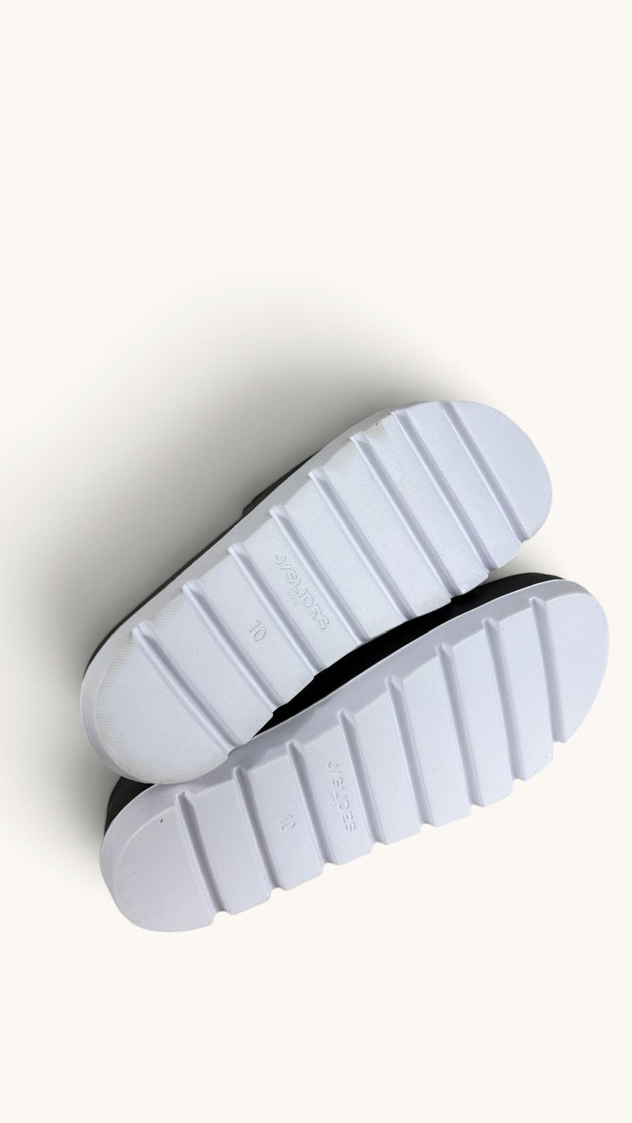Semelles crantées blanches des claquettes Frippindealz J/Slides noires avec logo gravé