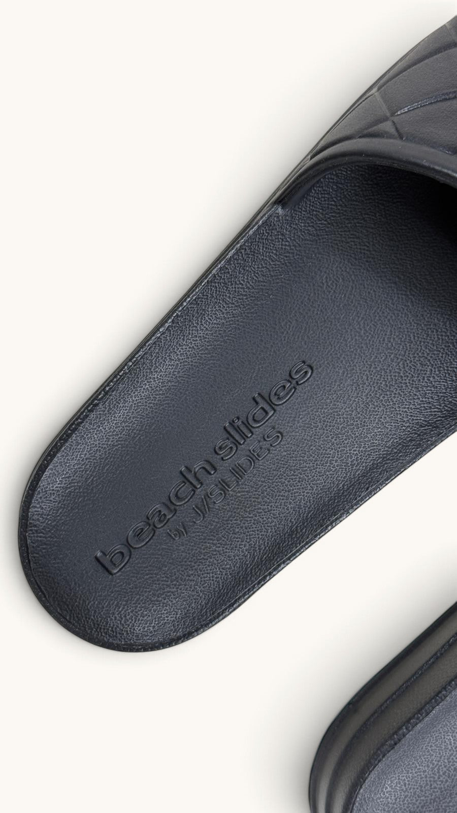 Claquettes noires Frippindealz J/Slides en matière synthétique imperméable avec bride matelassée texturée