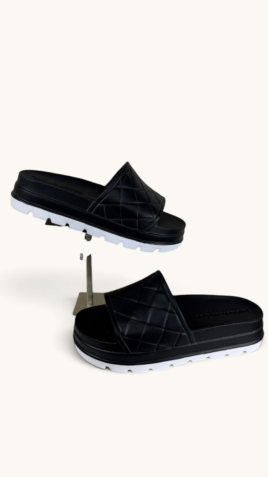 Claquettes Frippindealz J/Slides noires à plateforme matelassée avec semelle crantée bicolore