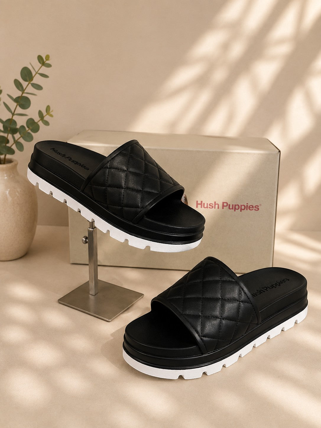Claquettes Frippindealz noires matelassées à plateforme avec semelle crantée blanche contrastante