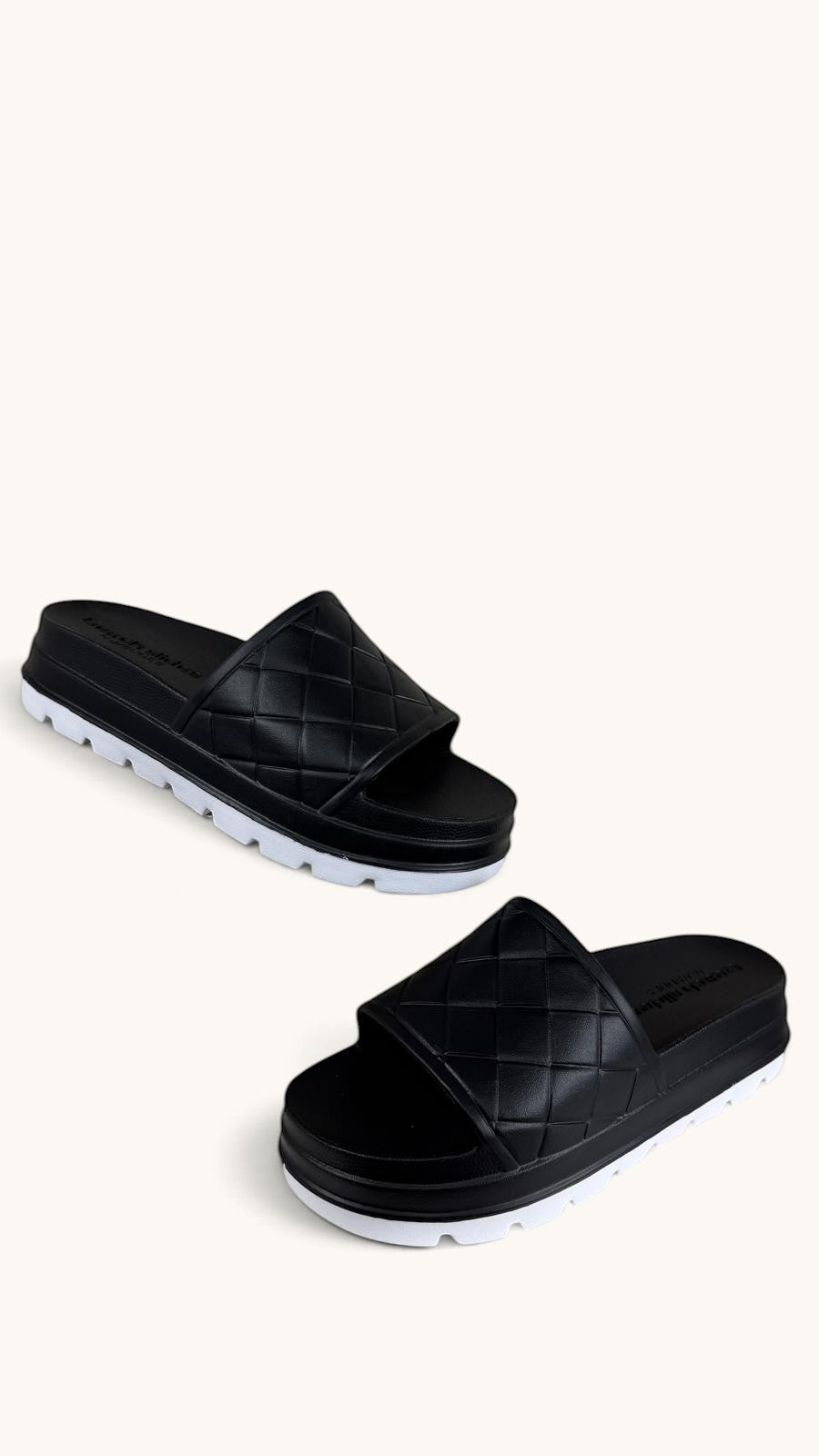 Claquettes Frippindealz J/Slides noires à plateforme matelassée avec semelle crantée bicolore