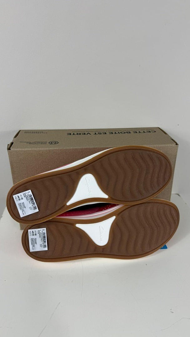Semelles en gomme marron des baskets Frippindealz Clarks Cloudsteppers fuchsia avec détails blancs