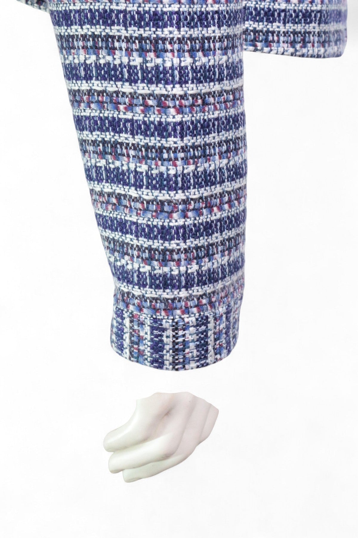 Manche de veste Frippindealz Claudie Pierlot en tweed bleu et blanc à motif texturé sur mannequin