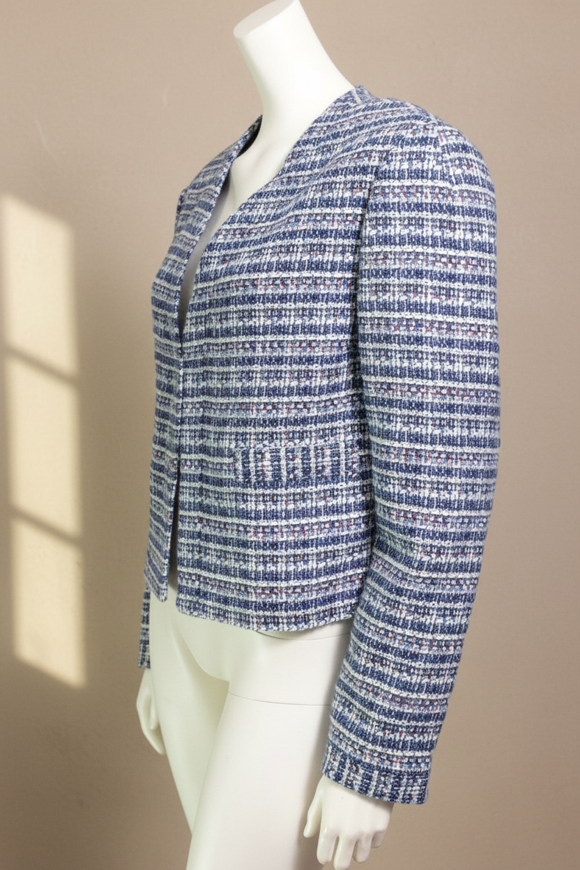 Veste Frippindealz Claudie Pierlot en tweed bleu et blanc, coupe droite sans col, style chic et élégant