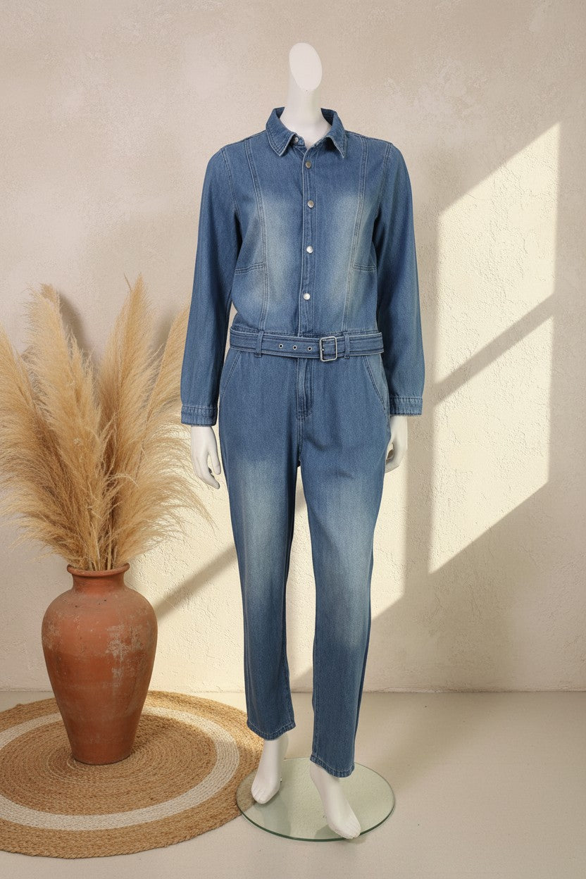 Combinaison en denim bleu Maison 123 avec ceinture et fermeture boutonnée, présentée par Frippindealz