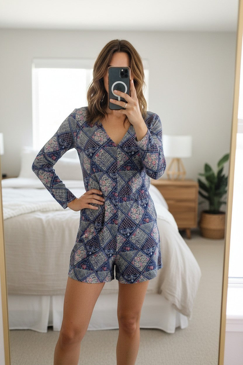 Frippindealz Combishort patchwork floral bleu marine, rose, écru 100% viscose, décolleté V, manches longues, taille S.