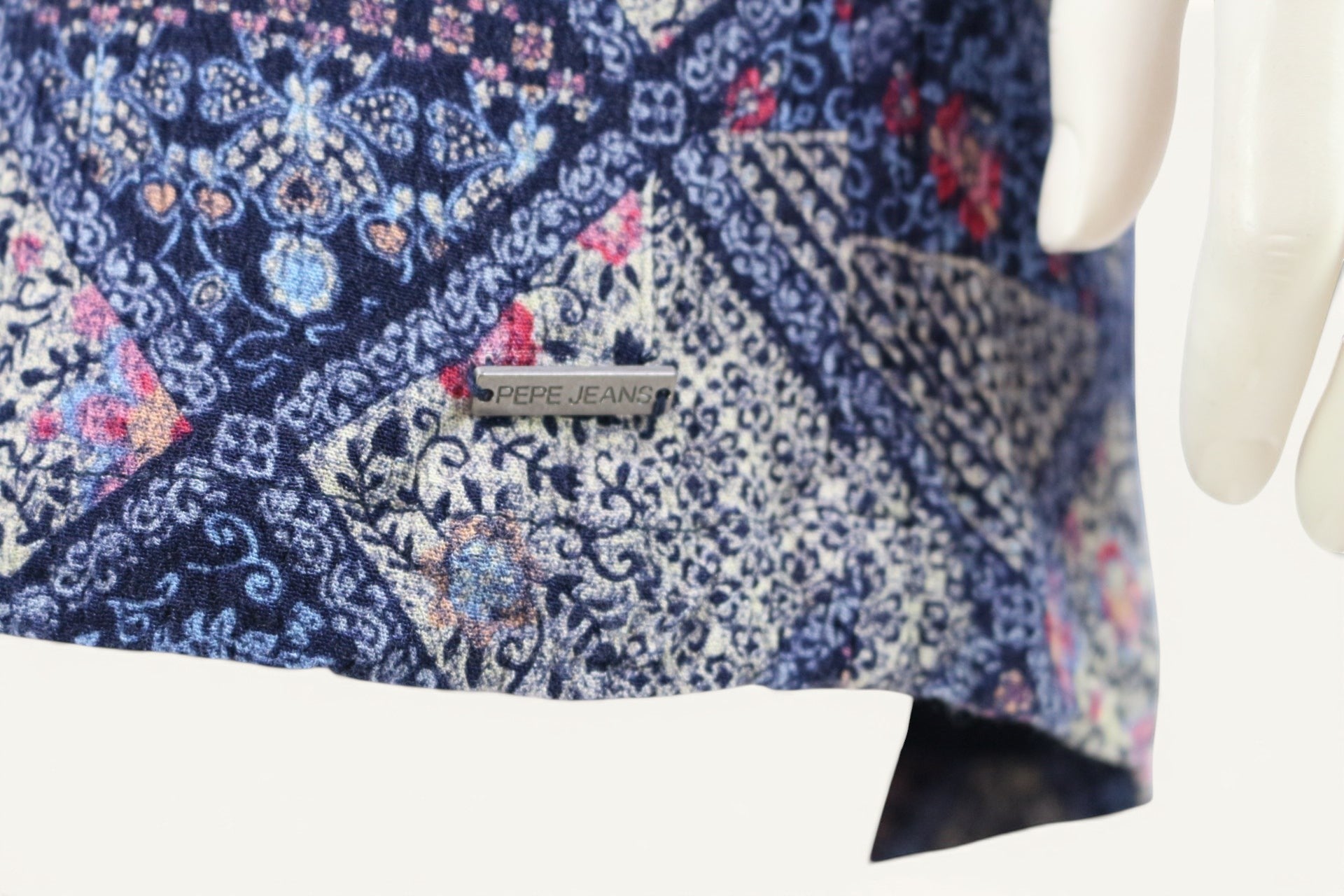 Combishort Pepe Jeans London patchwork floral bleu marine, rose, écru en viscose. Taille S. Manches longues, décolleté V.