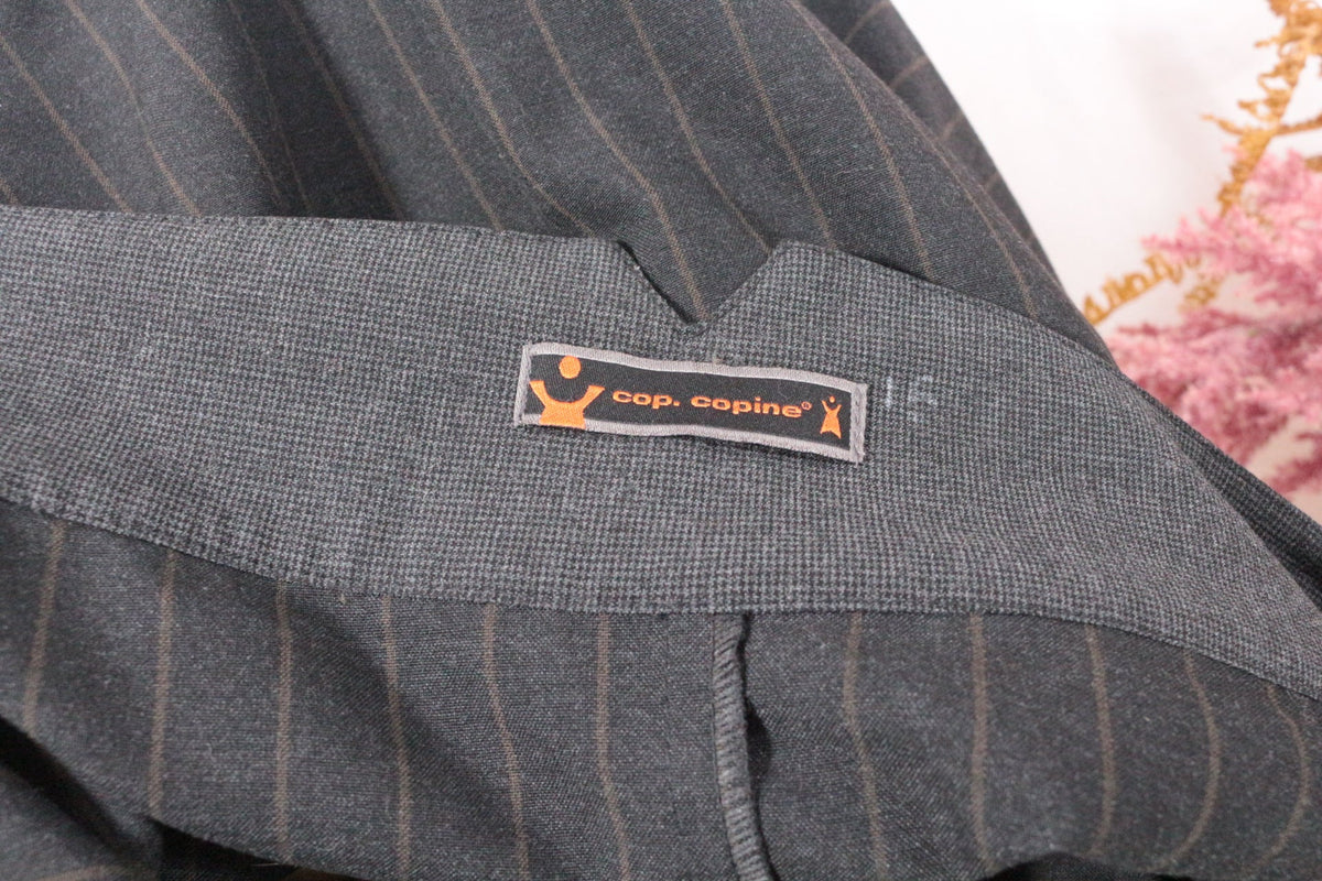 Gros plan sur l'étiquette de la jupe longue Frippindealz Cop.copine en mélange polyester et viscose à rayures noires