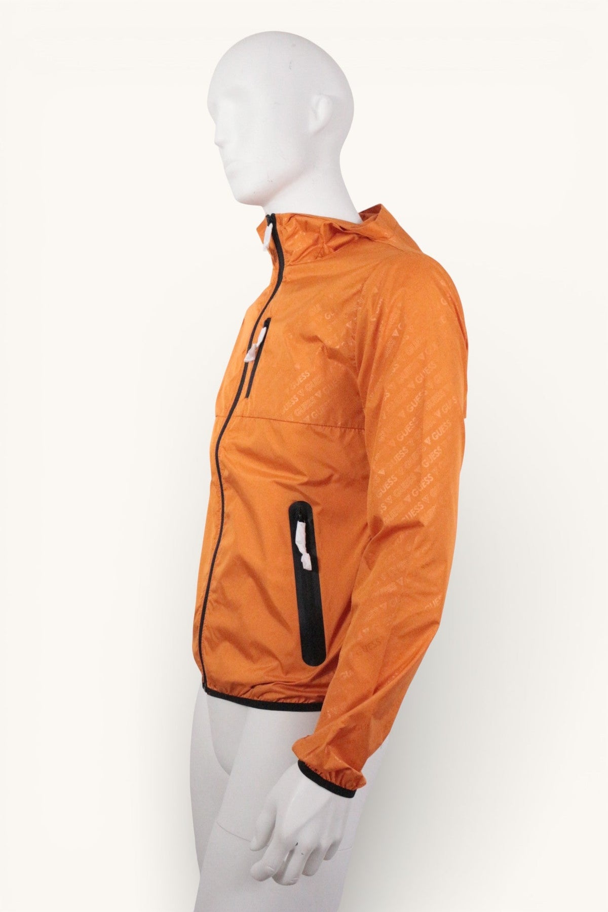 Coupe-vent orange Frippindealz en polyester avec logo Guess imprimé, capuche et fermeture éclair noire, vue latérale