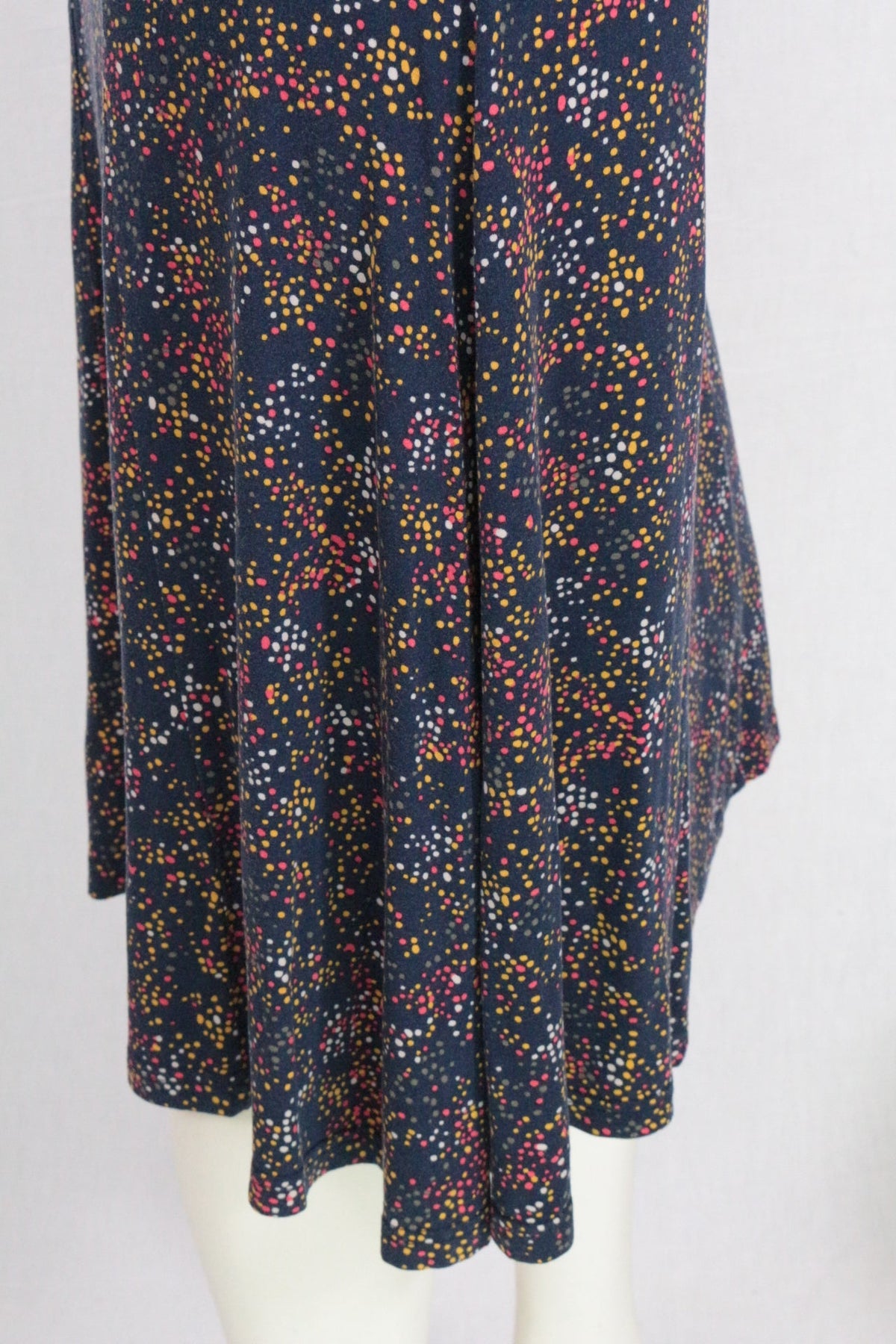 Jupe midi fluide Frippindealz Damart en viscose bleu marine avec imprimé multicolore jaune et rouge
