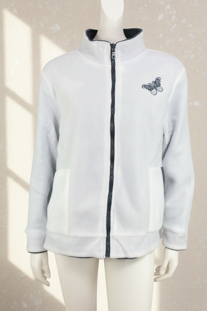 Veste polaire réversible Frippindealz Damart blanche avec fermeture éclair et broderie papillon sur mannequin
