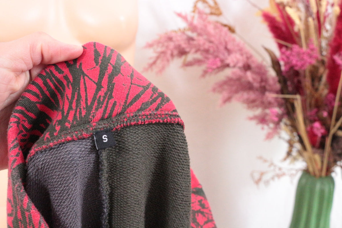 Gros plan sur l'étiquette de taille S d'une jupe Frippindealz Desigual en coton noir et kaki à motif graphique