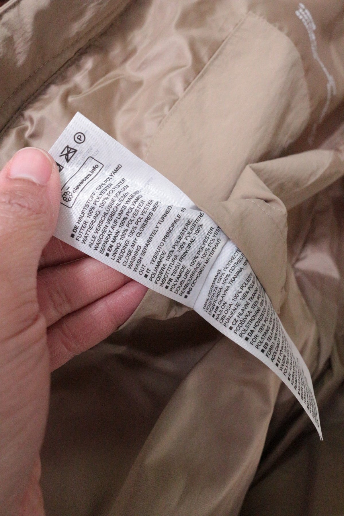 Étiquette d'entretien intérieure de la doudoune beige Frippindealz en polyamide et polyester