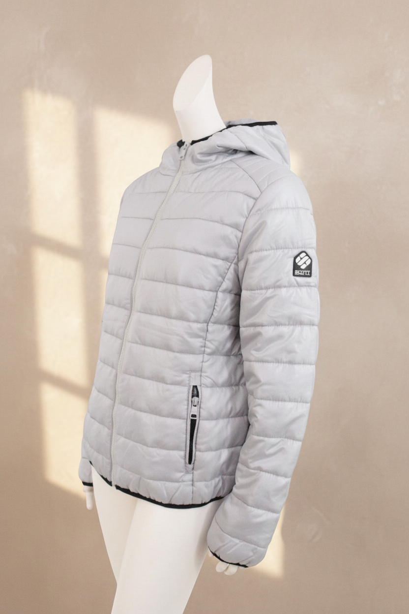 Doudoune grise Frippindealz en polyester avec capuche et poches zippées, portée sur un mannequin