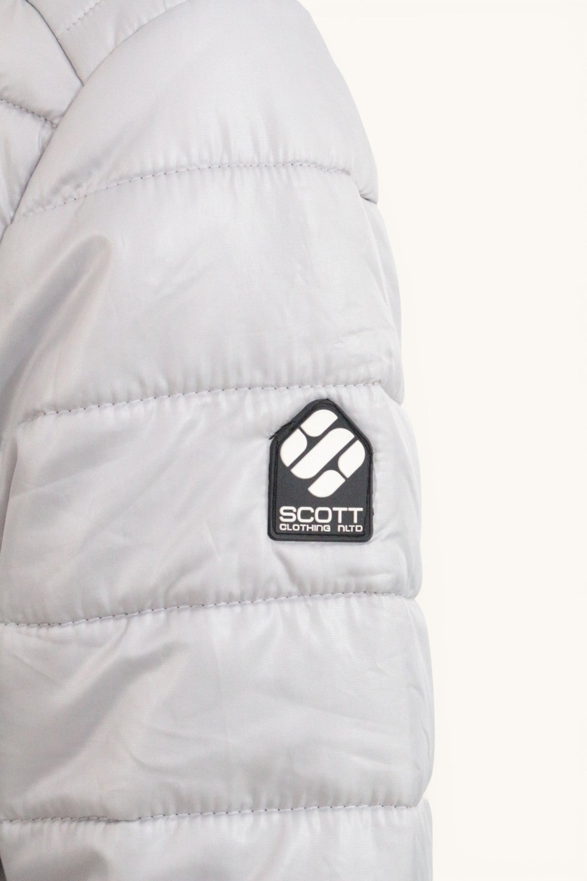 Doudoune grise Frippindealz en polyester avec logo Scott Clothing sur la manche, style matelassé casual chic.