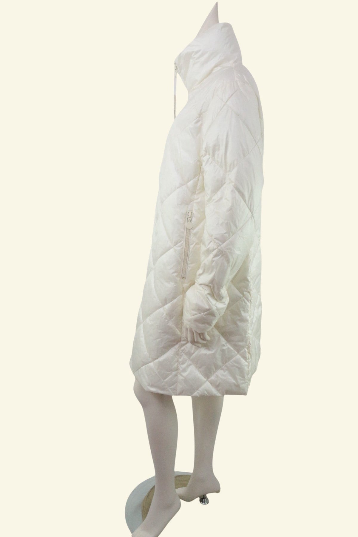 Doudoune longue matelassée crème Frippindealz avec col montant et fermeture zippée, vue de profil sur mannequin