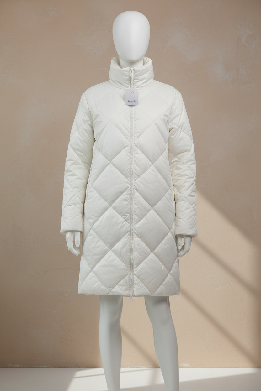 Doudoune longue matelassée crème Frippindealz avec col montant et fermeture zippée, style élégant et confortable