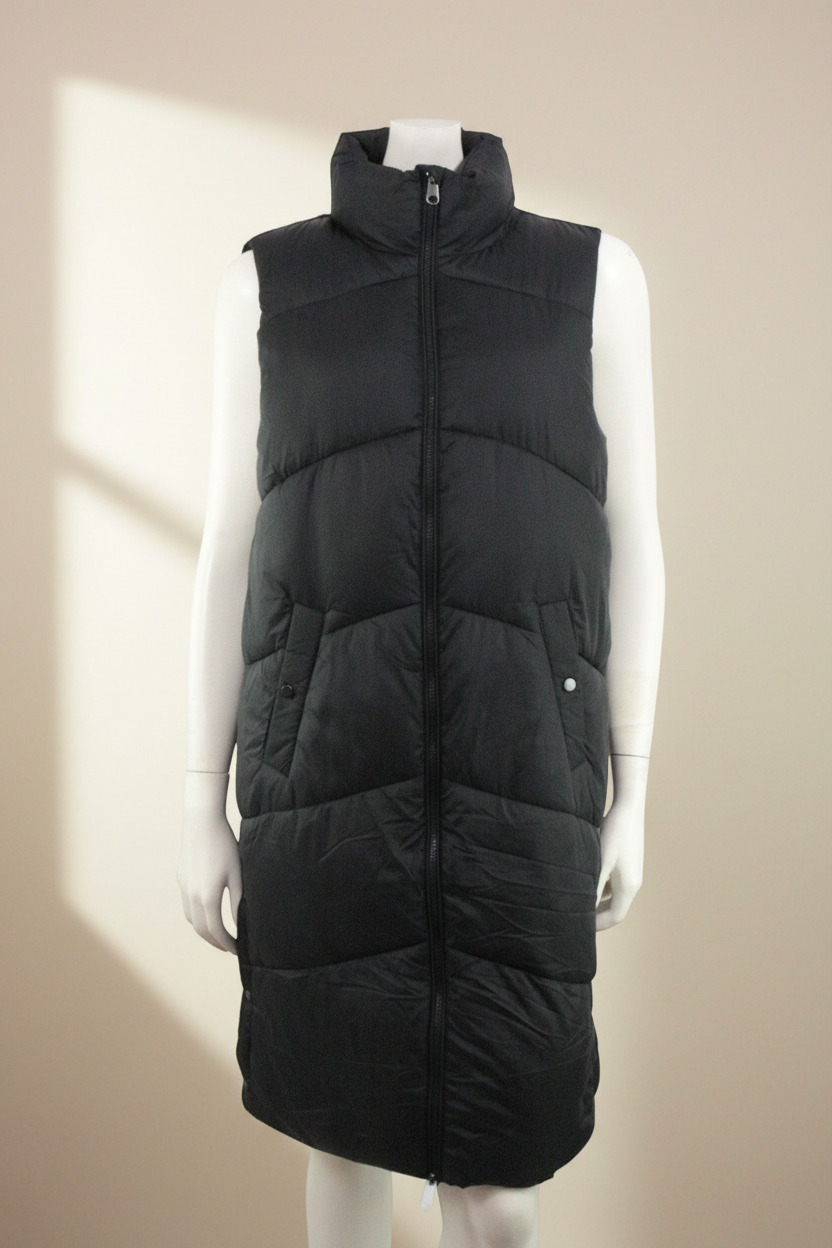 Doudoune longue sans manches noire Frippindealz avec col montant et fermeture zippée sur mannequin