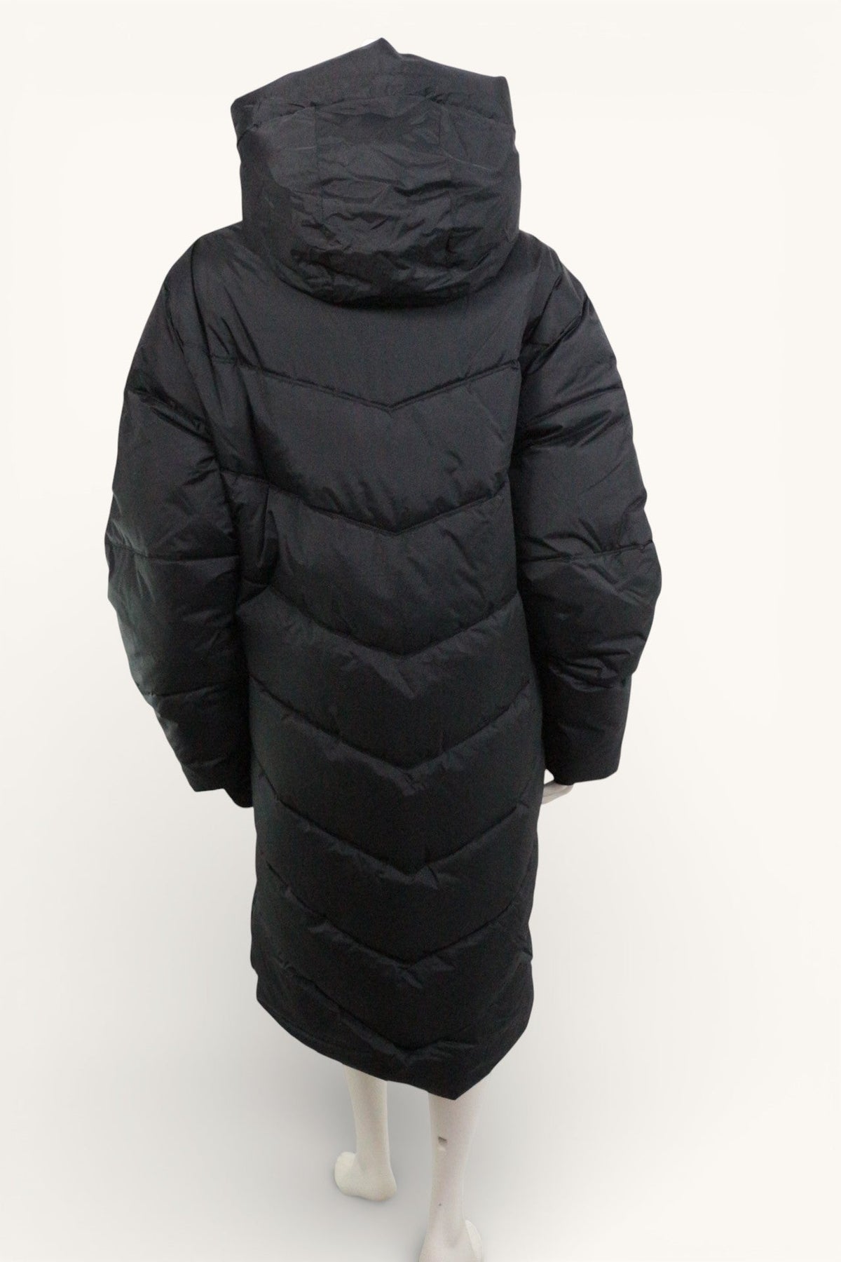 Doudoune longue noire Helvetica avec capuche, vue de dos, disponible chez Frippindealz