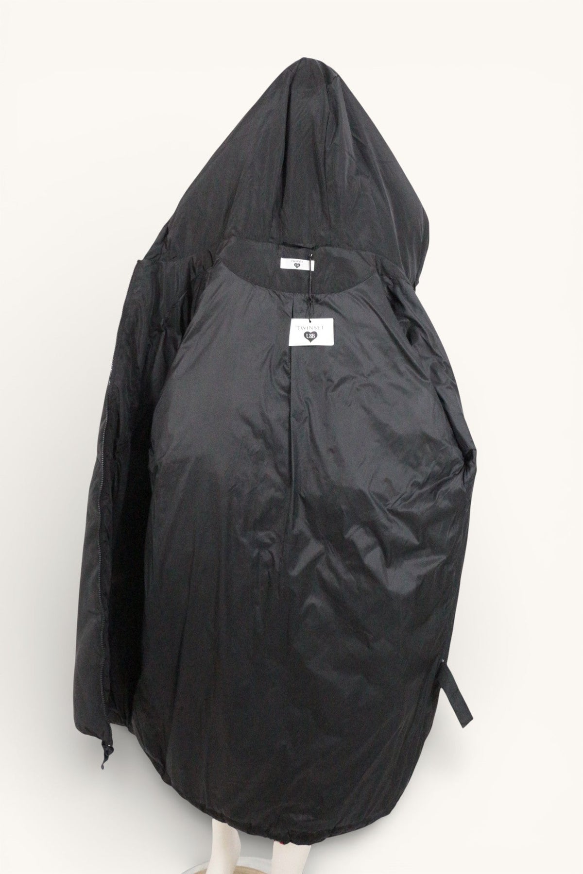 Doudoune longue noire Frippindealz avec capuche, style élégant et état neuf, vue intérieure avec étiquette Twinset