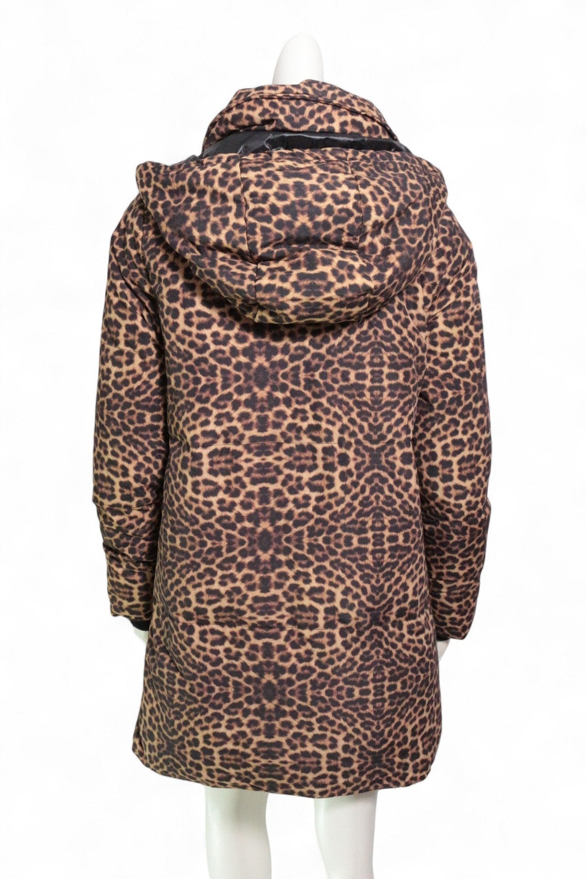 Doudoune Maje Frippindealz beige à imprimé léopard avec capuche, vue de dos sur mannequin