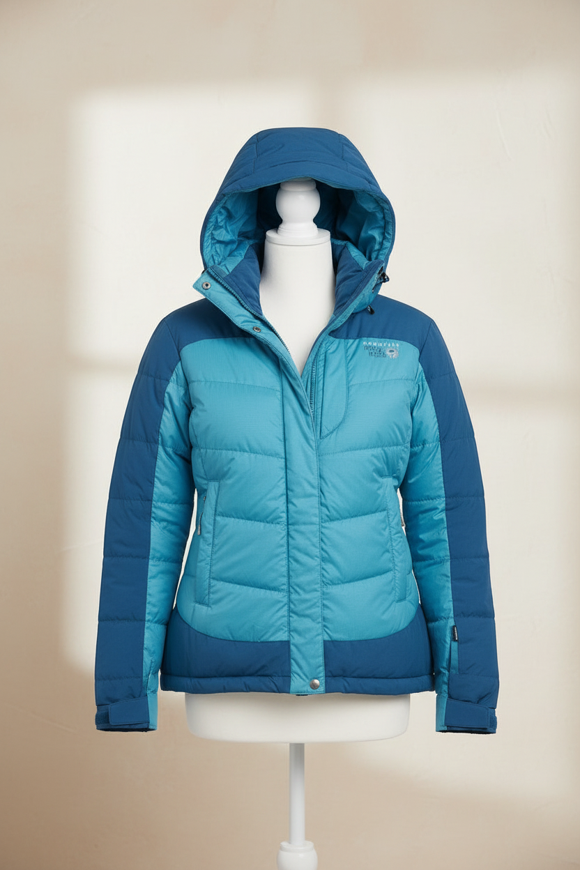 Doudoune Frippindealz Mountain Hard Wear bleue en polyamide avec capuche, idéale pour le ski et le froid.