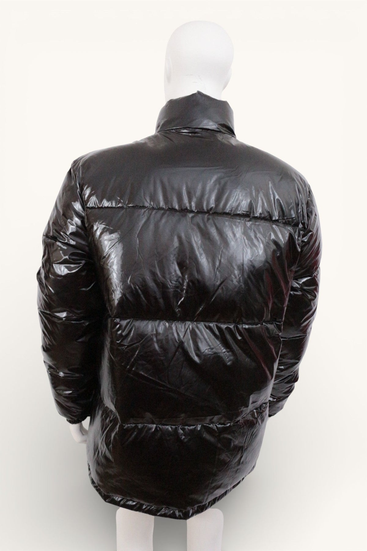 Doudoune noire brillante Wesc vue de dos sur mannequin, style futuriste en polyester