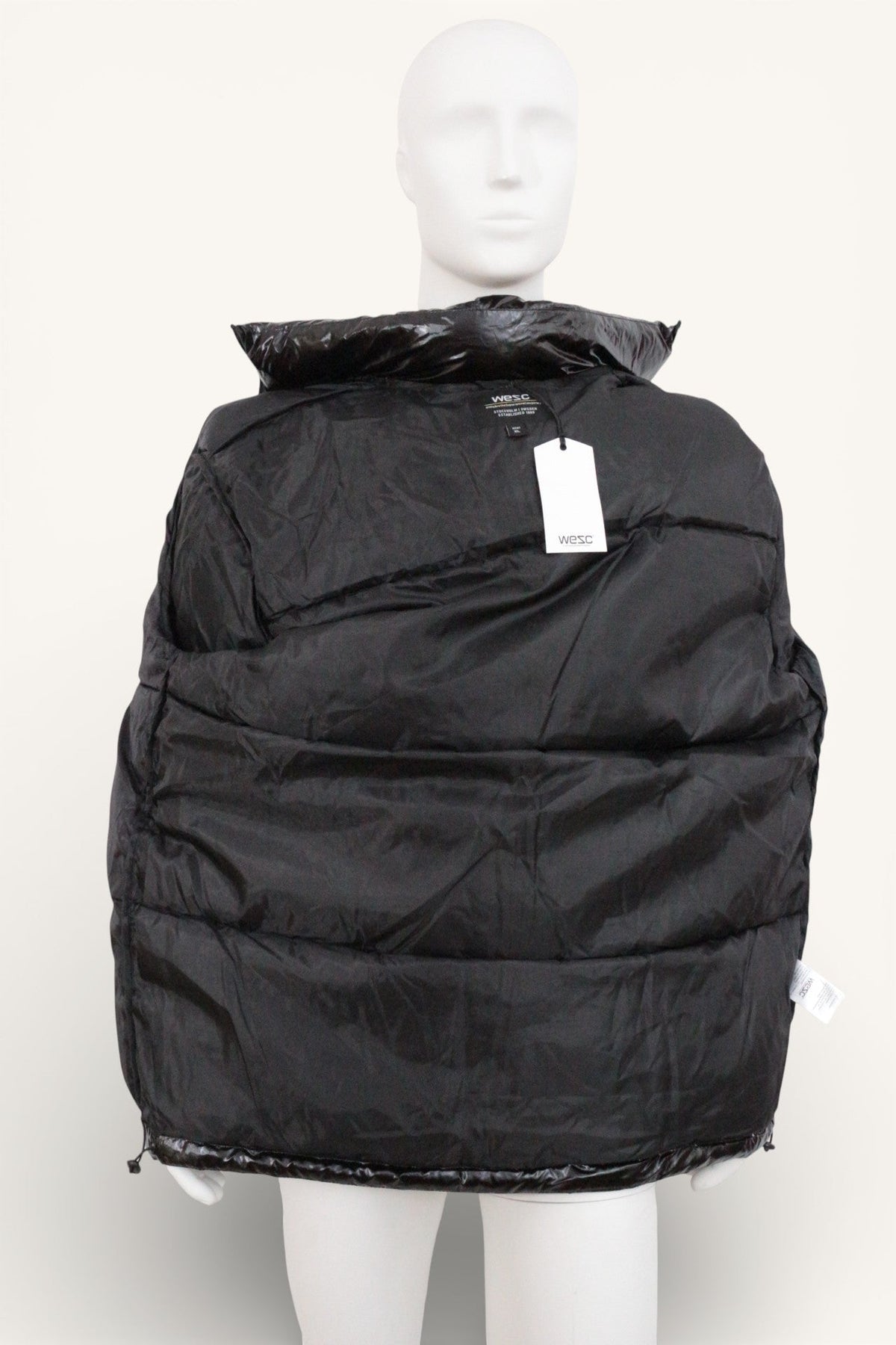 Doudoune noire brillante Wesc de Frippindealz avec finition futuriste sur mannequin
