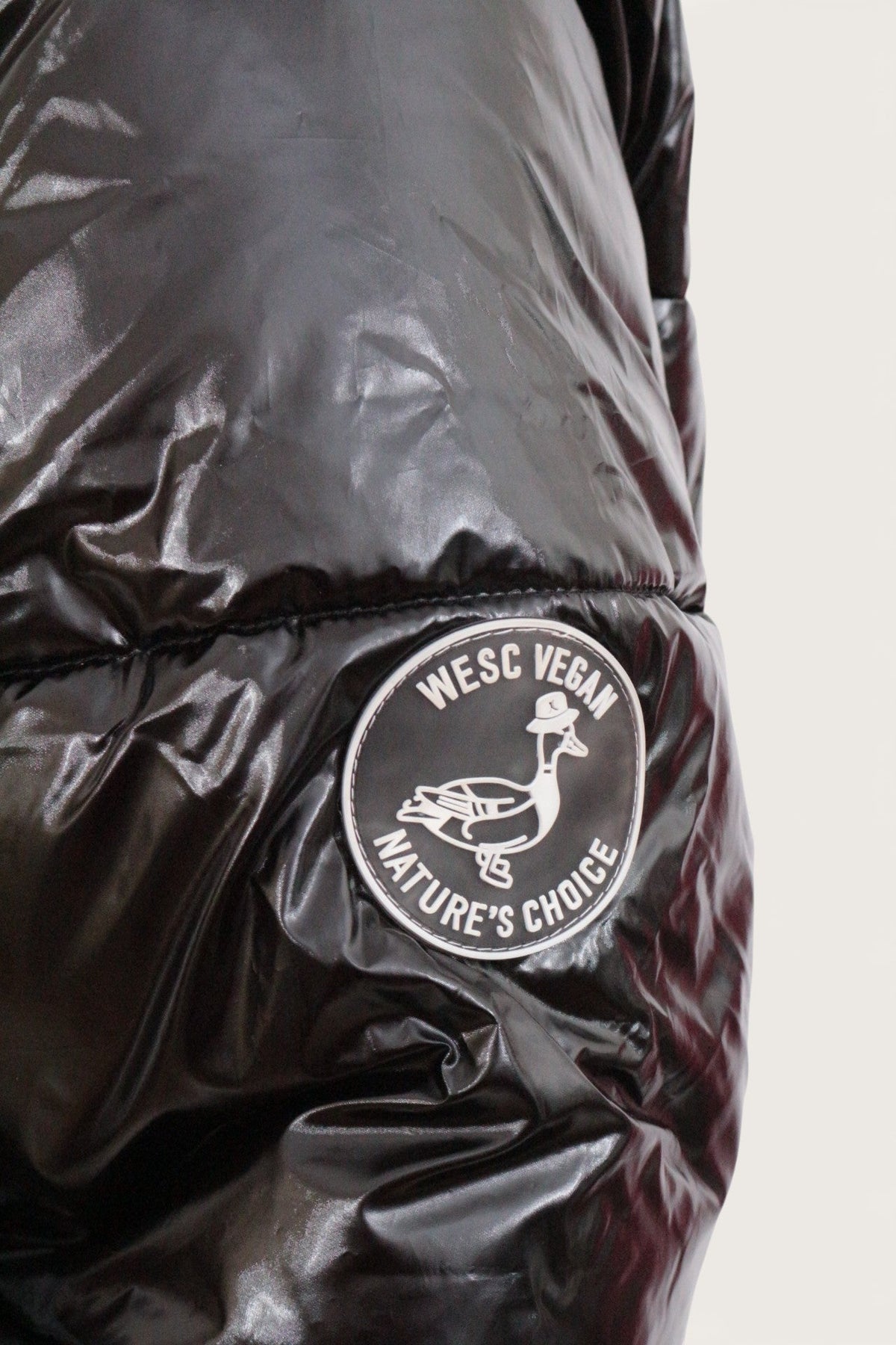 Doudoune noire brillante Frippindealz avec écusson Wesc Vegan Nature's Choice sur la manche