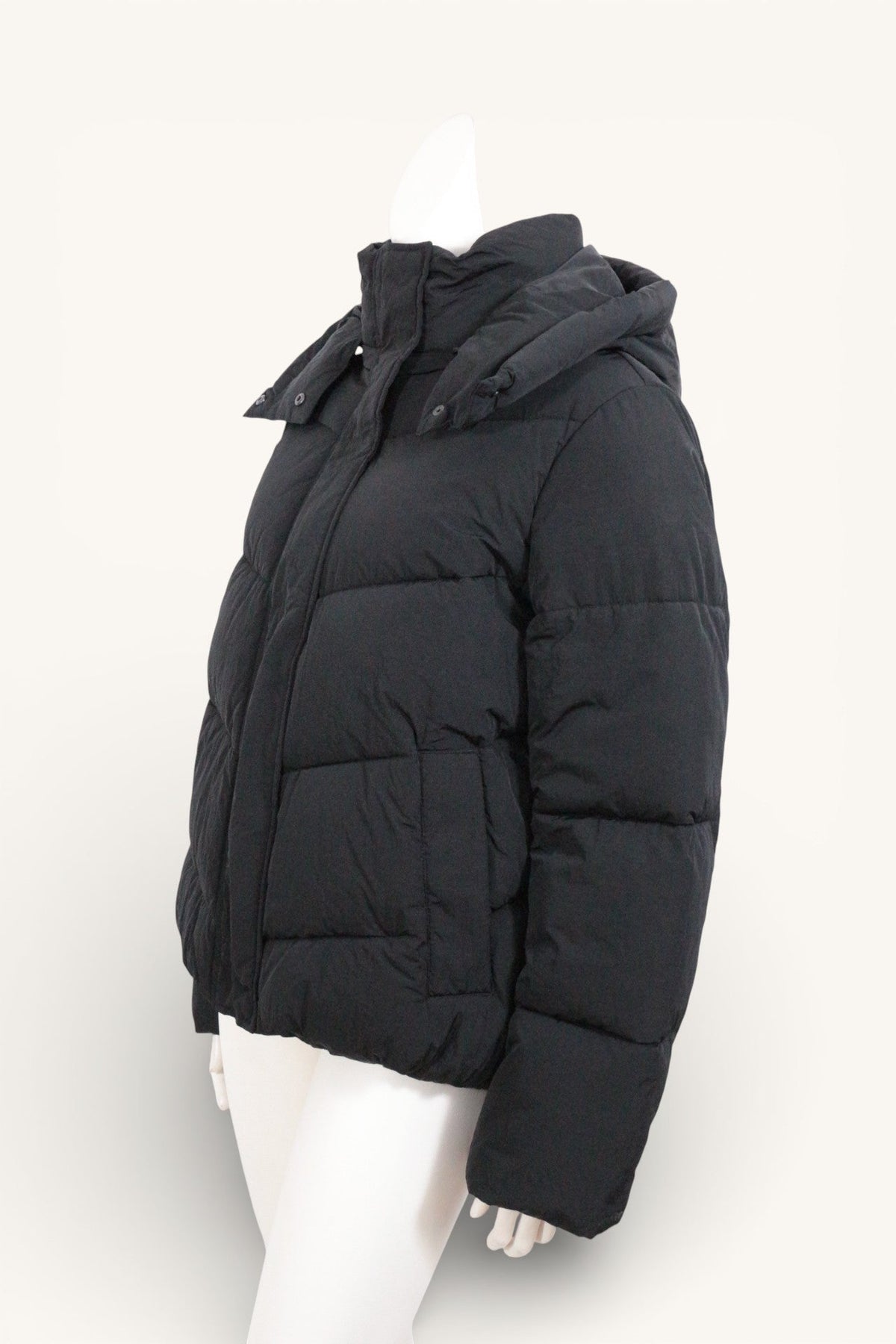 Doudoune noire Frippindealz en polyester avec capuche, coupe matelassée élégante et fermeture zippée.