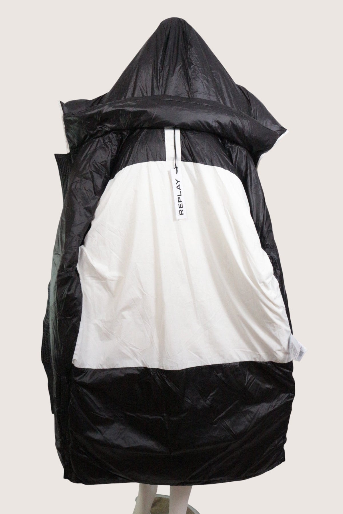 Doudoune noire pour femme Frippindealz avec capuche, en polyester et polyamide, neuve avec étiquette Replay.