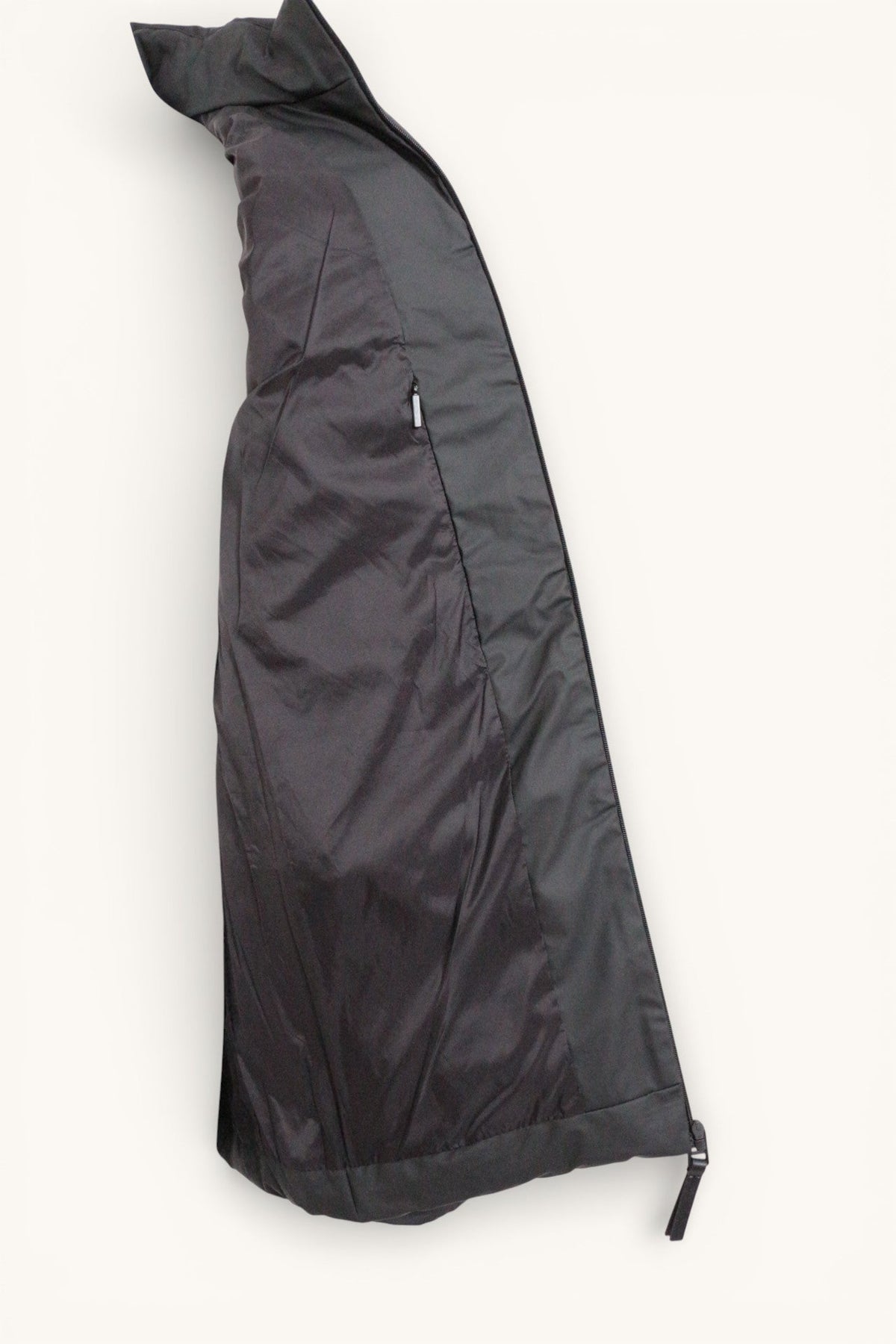 Doudoune imperméable noire Frippindealz avec fermeture éclair, design minimaliste et fonctionnel pour la pluie