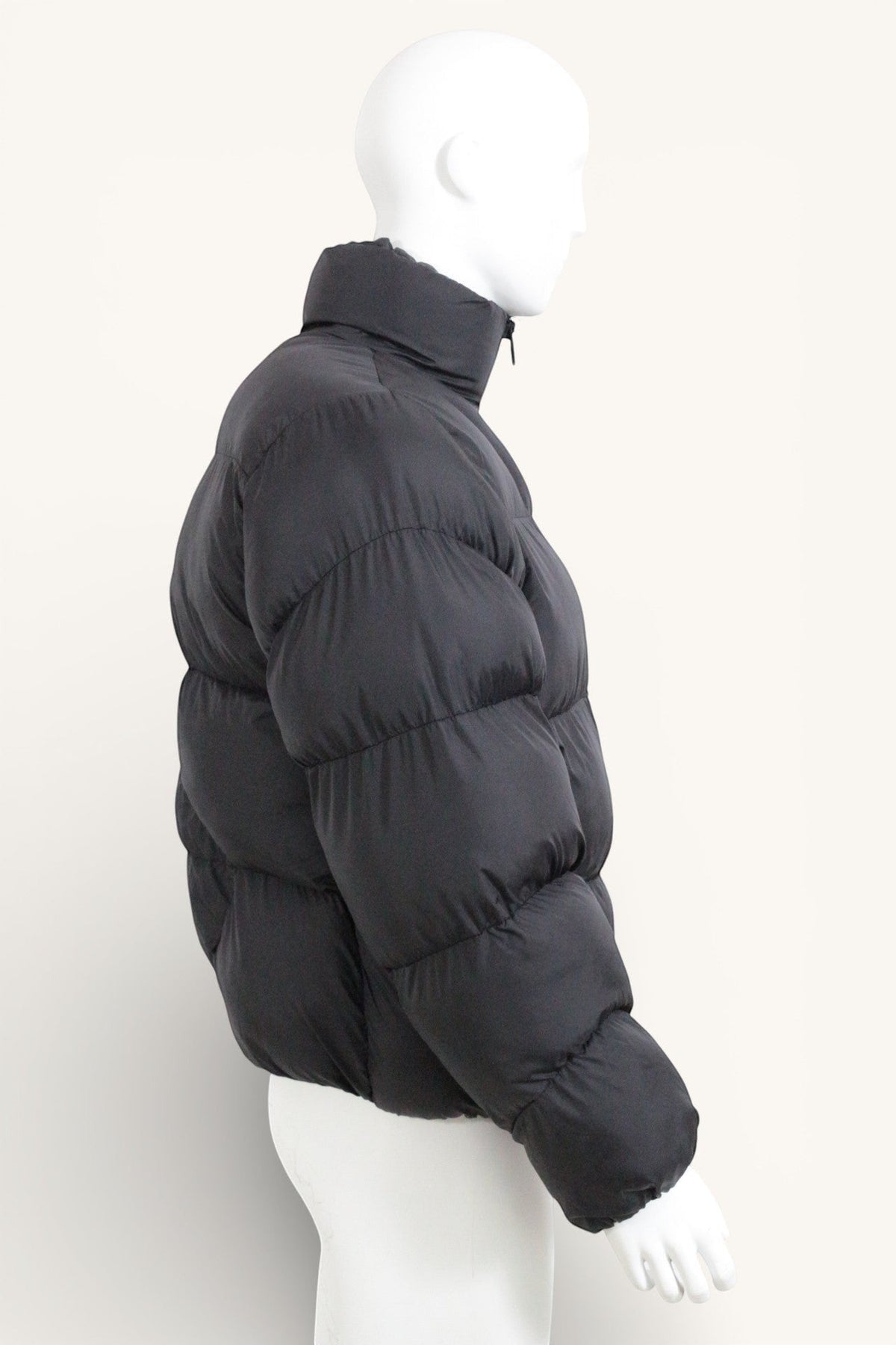 Doudoune noire Frippindealz pour homme en polyester et polyamide, coupe matelassée épaisse, vue de profil