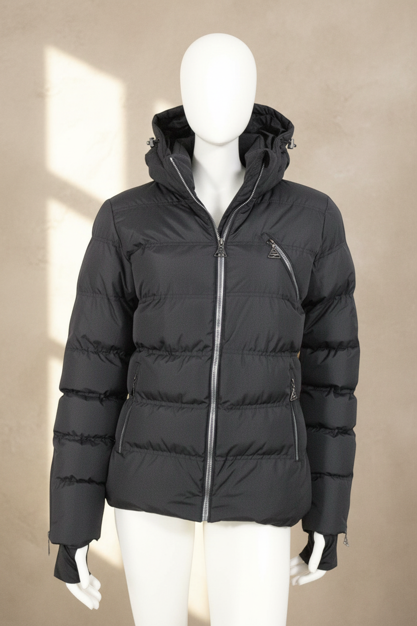 Doudoune noire Peak Mountain pour femme avec capuche amovible et zips fonctionnels, présentée sur un mannequin.