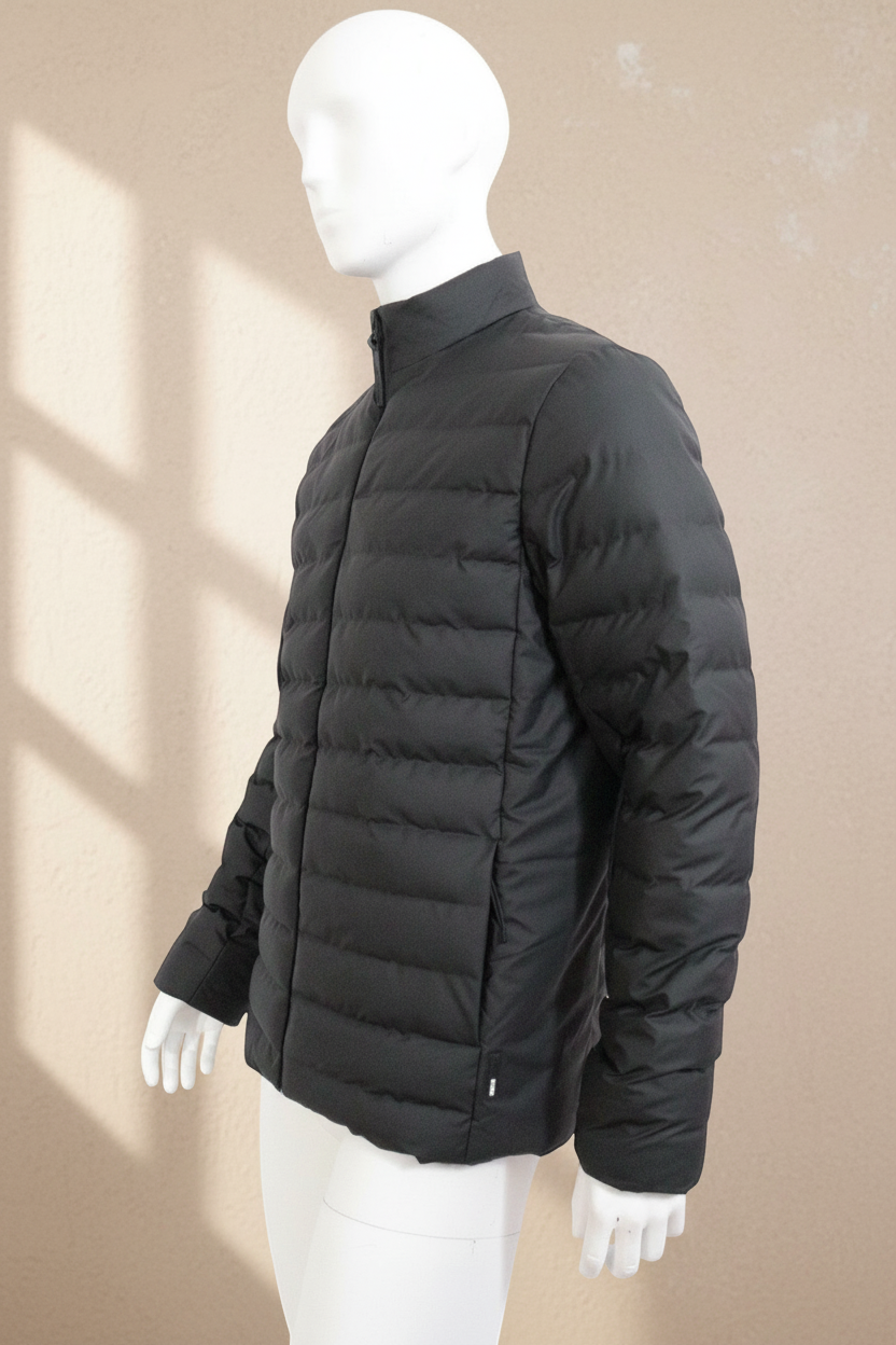 Doudoune noire Rains imperméable pour homme et femme, style urbain minimaliste, présentée par Frippindealz