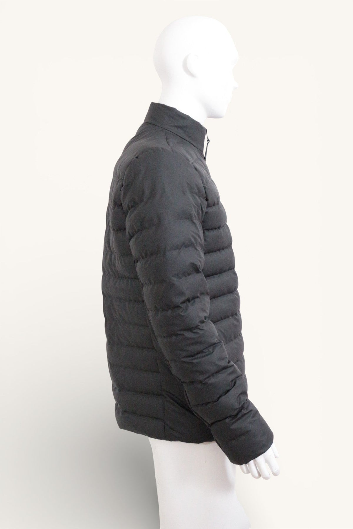 Doudoune noire Rains Frippindealz portée par un mannequin, vue de profil, design matelassé imperméable et moderne.