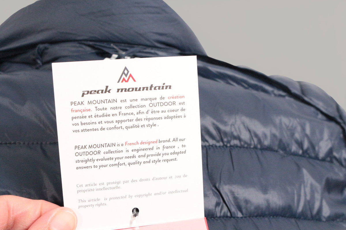 Doudoune Frippindealz Peak Mountain bleu marine avec étiquette de marque détaillée