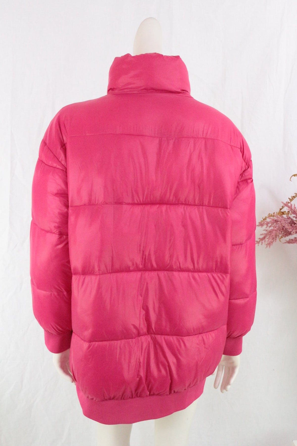 Vue arrière de la doudoune rose vif Twinset en polyamide et polyester, coupe matelassée, présentée par Frippindealz.