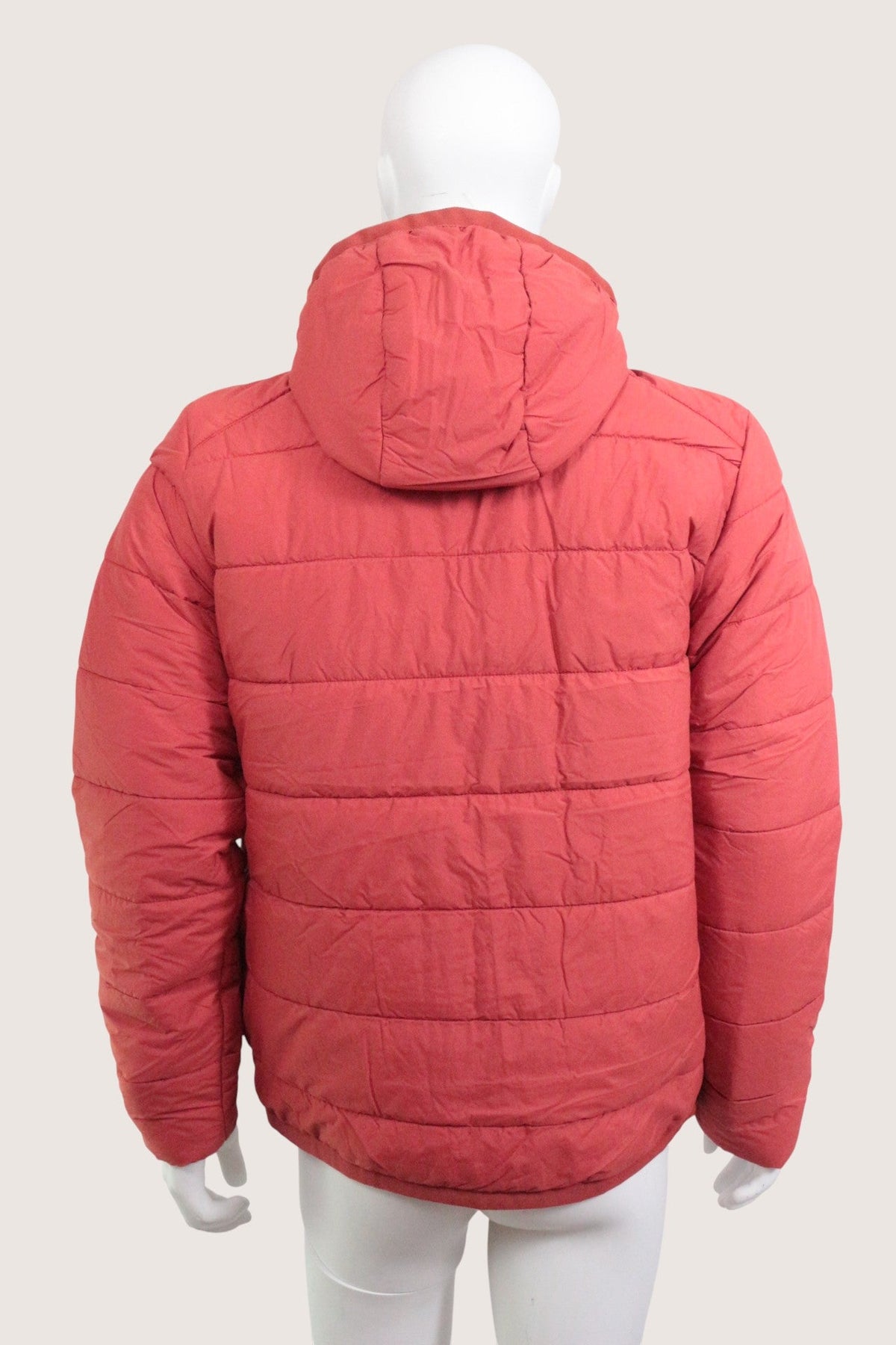 Doudoune rouge à capuche Frippindealz Timberland vue de dos sur mannequin