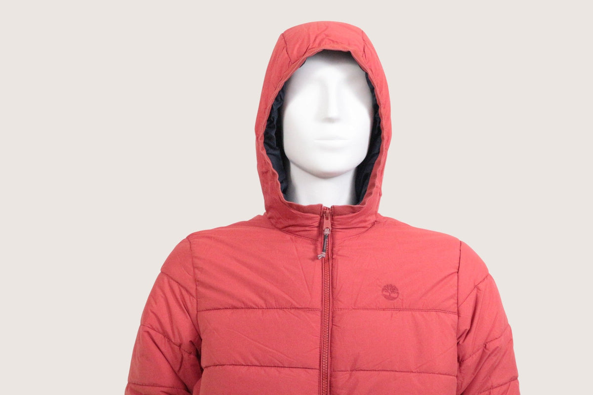 Doudoune rouge à capuche Frippindealz avec logo Timberland brodé sur la poitrine, portée sur un mannequin.