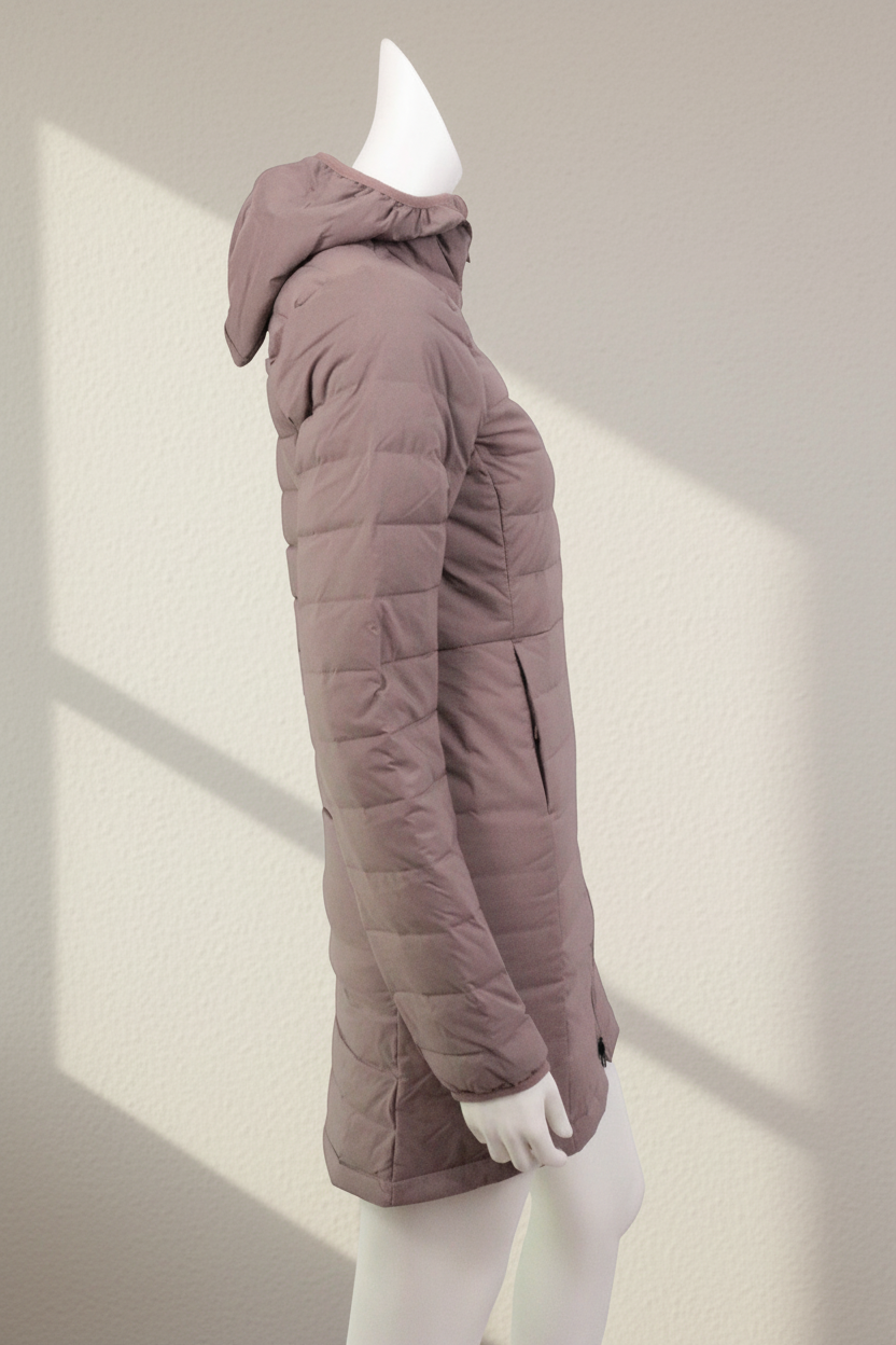 Doudoune Frippindealz The North Face beige à capuche, coupe ajustée, vue de profil sur mannequin