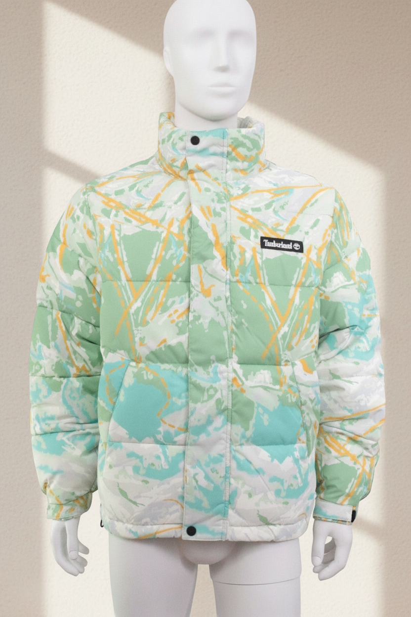 Doudoune Frippindealz Timberland imperméable à imprimé abstrait vert et jaune sur mannequin