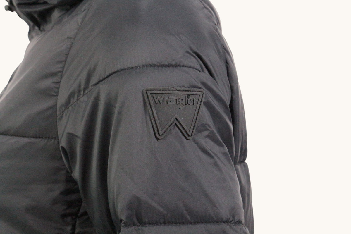 Détail de la manche d'une doudoune noire Frippindealz Wrangler avec logo brodé ton sur ton