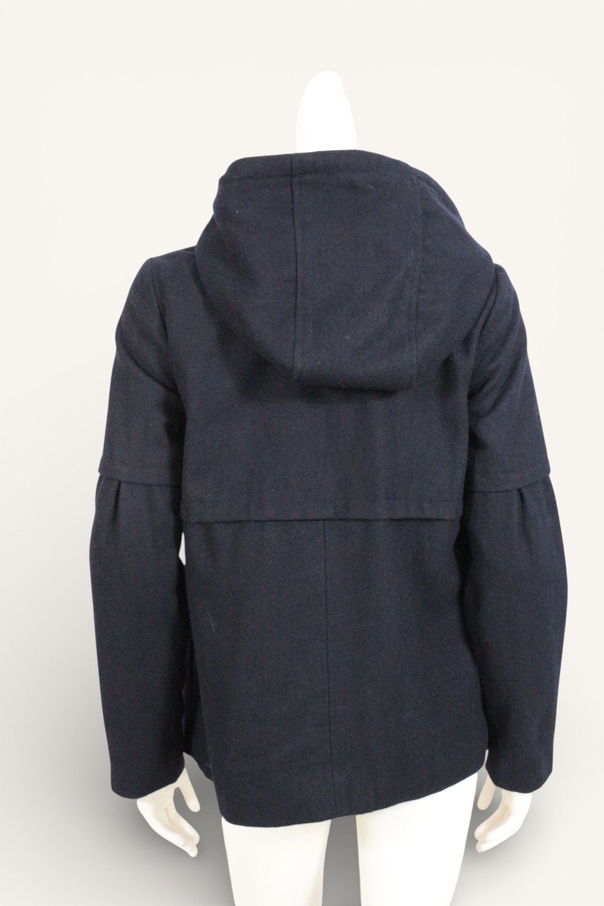 Duffle-coat bleu marine Frippindealz en mélange de laine avec capuche, vue arrière sur mannequin