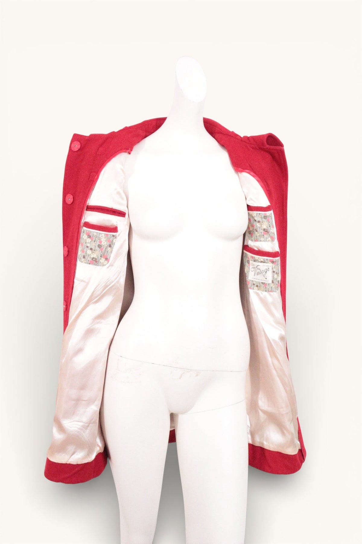 Duffle-coat rouge Pepe Jeans par Frippindealz avec doublure intérieure fleurie sur mannequin