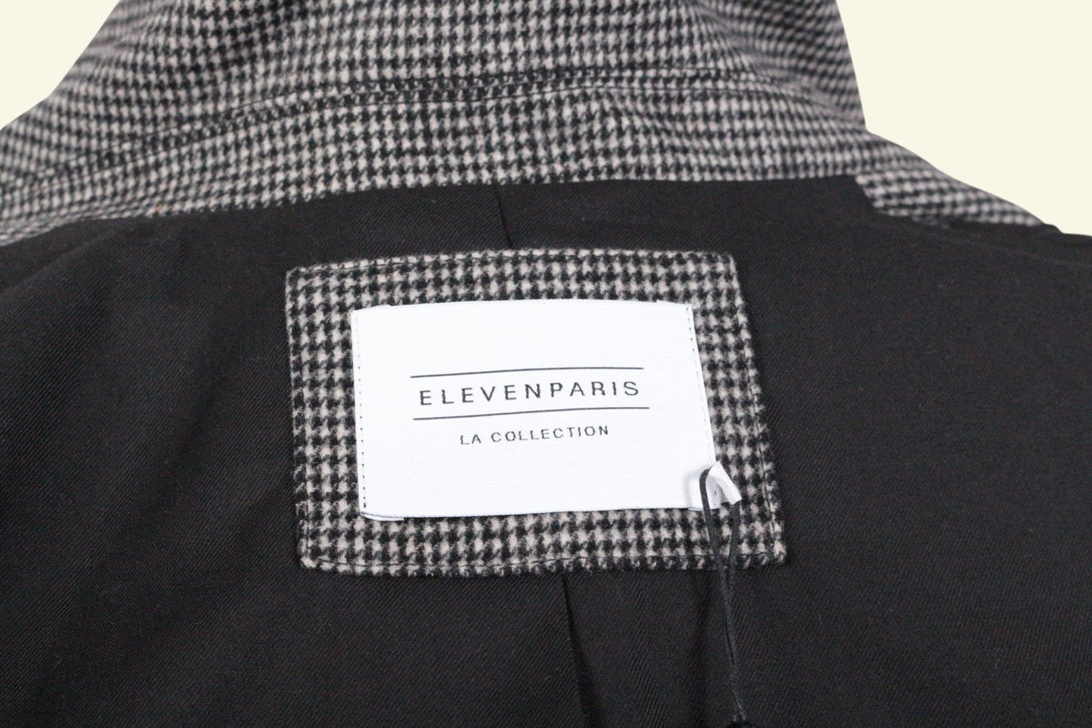 Etiquette de marque Eleven Paris sur manteau mi-long Frippindealz en laine noir et gris à motif pied-de-poule
